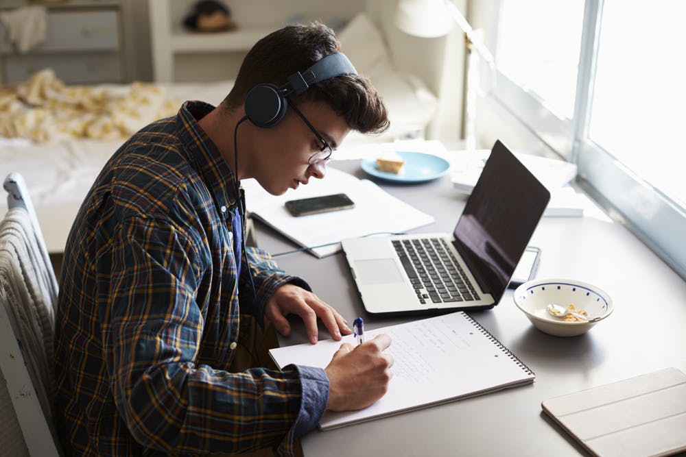 Peran Musik dalam Meningkatkan Konsentrasi Belajar dan Produktivitas Sehari Hari